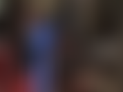 Dominación con strap-on en leggings azules metalizados, fetiche de pies: mi ama te mete su enorme polla negra en el ano mientras te provoca con el culo y los pies. Vídeo raro con dedos pintados de rojo en medias.