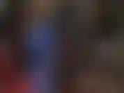 Dominación con strap-on en leggings azules metalizados, fetiche de pies: mi ama te mete su enorme polla negra en el ano mientras te provoca con el culo y los pies. Vídeo raro con dedos pintados de rojo en medias.