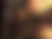 Medias sexys de encaje negro y tacones de cuero rojo sobre piernas largas y calientes, mientras la amante se burla de una gran polla negra.