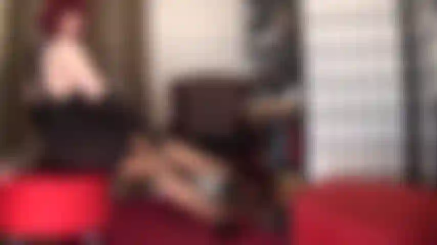 Seductora provocativa en medias marrones, ligueros y lencería de encaje.