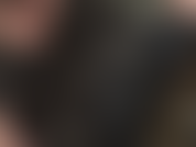 Cuero negro, ojos azules, lápiz labial rojo. Guantes y adoración facial: ¡esta será tu nueva forma favorita de adorar a tu diosa!