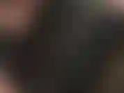 Cuero negro, ojos azules, lápiz labial rojo. Guantes y adoración facial: ¡esta será tu nueva forma favorita de adorar a tu diosa!