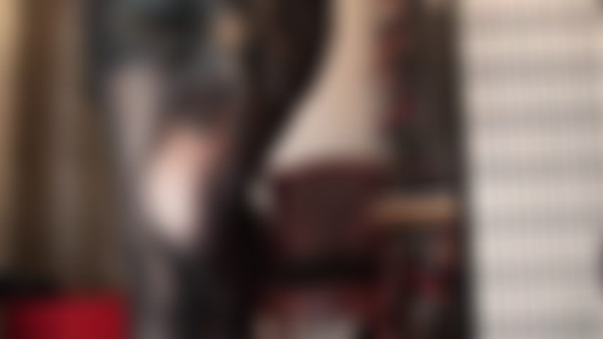 Medias negras con brillo de aceite: estas medias son increíbles. El brillo intenso excita tanto tu pene que te encantaría frotarlo por las piernas de mi ama y deslizarlo entre su pie y su zapato.