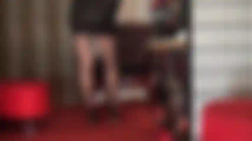 Las medias de control son un fetiche por sí mismas. La parte reforzada de estas medias negras atrae la mirada hacia el maravilloso trasero de la señora vivian.