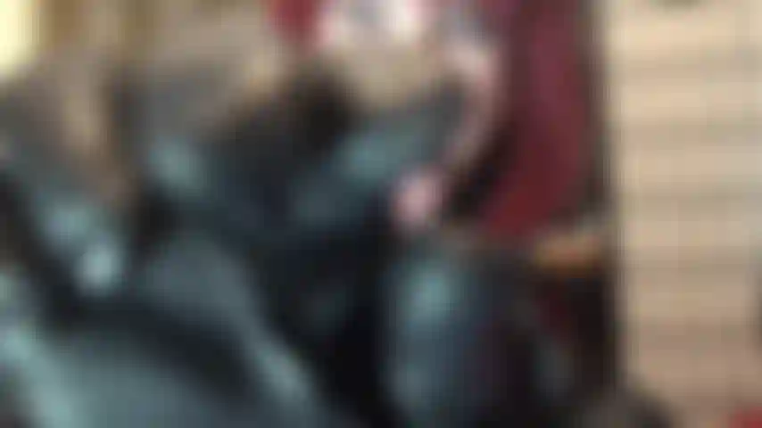 Dominada por una amante del cuero y su gorda polla marrón.