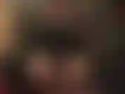 La señora vivian te abre el culo de perra con sus largos y brillantes guantes de goma y su enorme polla negra. ¡Siéntate en mi puño y mi polla!