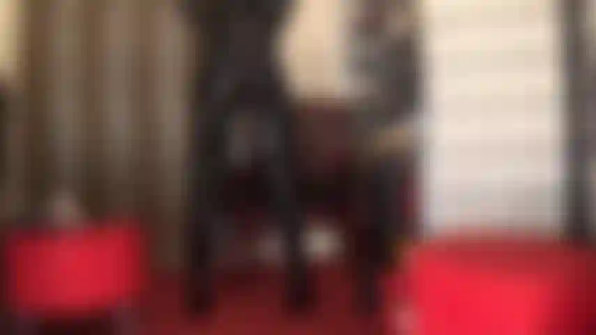 Beso el culo increíblemente caliente de mi amante en jeans ajustados de pvc brillante y botas hasta la rodilla.