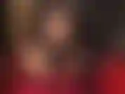 Ama muestra su increíble culo en pantimedias brillantes y sus caderas en cuclillas, preparándose para ordeñar tu polla atrapada entre sus pies y tacones.