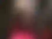 Piernas y culo sexys en medias de nailon negras transparentes, combinados con sandalias de plataforma y cuero caliente.