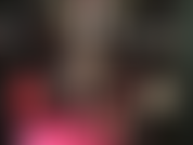 Ama conoce tu debilidad por las piernas sensuales en pantimedias y el juego con zapatos. Medias negras y látex sensual.