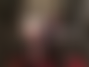 Curvas irresistibles en traje de nylon negro transparente y bragas debajo de pantimedias.