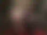 Curvas irresistibles en traje de nylon negro transparente y bragas debajo de pantimedias.