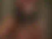 Fanática de los cuellos levantados con abrigos de cuero a capas. Mi ama se sube el cuello de la blusa y las chaquetas de cuero.