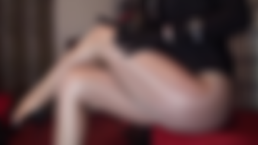 Medias bronceadas súper brillantes y súper sexys y tacones de aguja negros brillantes.