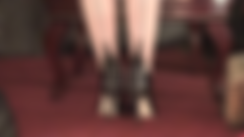 Tacones altos con corsé y cordones en la parte posterior, adoración de los tacones, fetiche de pies, medias con costura, inmersión de zapatos, arcos altos, guantes de cuero y provocación con fusta.