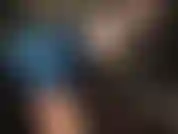 Masturbación femenina en vestido de látex azul.