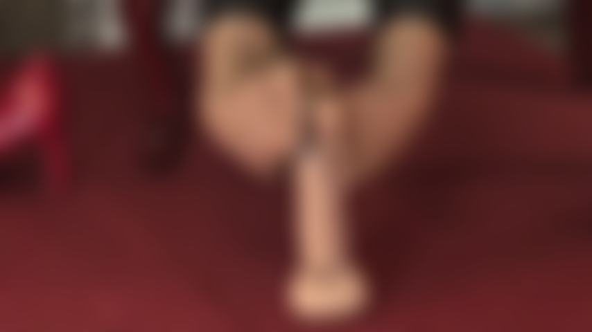 Footjob en pantimedias color canela: mira estos pies perfectos envueltos alrededor de una gran polla.