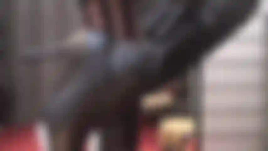 Botas y guantes de cuero, te adoro con medias a rayas. La ama vivian recorre lentamente sus dedos de cuero por sus maravillosas medias de cuero, provocando en ti un intenso deseo de correrte en su mano enguantada.