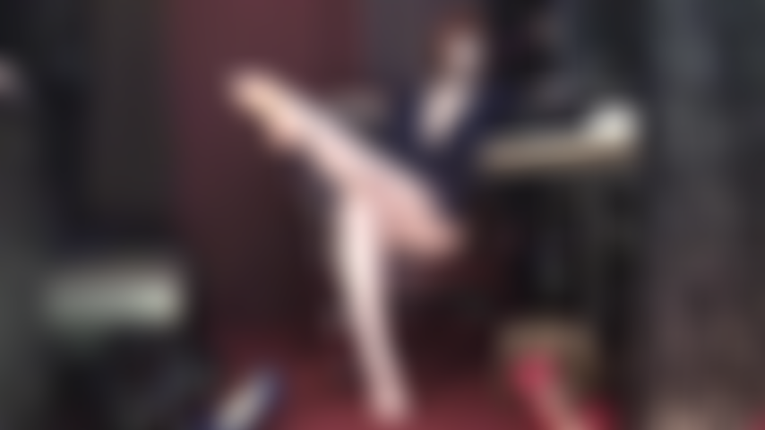 Sensual fetiche de pies, sexo mental. La señora vivian disfruta jugando con tu pene y tu mente. Te hace sentir como si estuvieras al borde de sus piernas desnudas, sus pies descalzos y sus pezones.