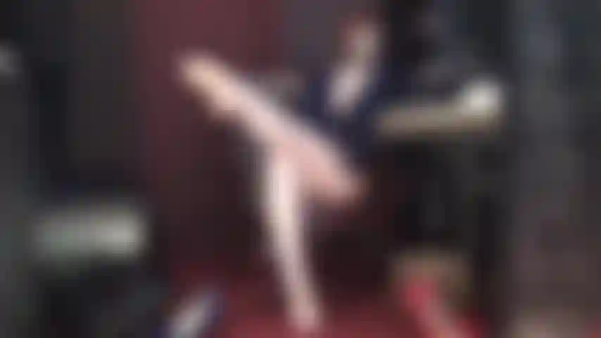 Sensual fetiche de pies, sexo mental. La señora vivian disfruta jugando con tu pene y tu mente. Te hace sentir como si estuvieras al borde de sus piernas desnudas, sus pies descalzos y sus pezones.