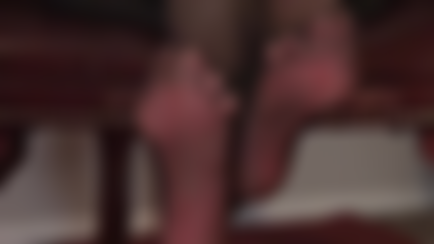 Tienes debilidad por los pies con medias con costura: las medias de nailon negras transparentes con costura en contraste roja son tan hermosas.