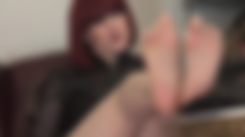 Hermosos pies en pantimedias color piel transparente.