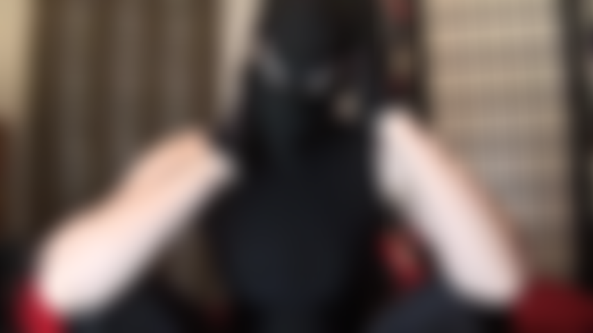 Fetiche de lycra con capucha, catsuit, guantes y máscara te excitan.