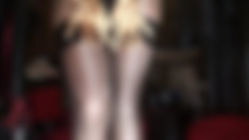 Adoración: maravillosas medias y capas de medias brillantes, guantes de satén dorado, culo, pies y una polla blanca, carnosa y enorme con arnés. Mi puta, chuparás la deliciosa carga de mi polla.