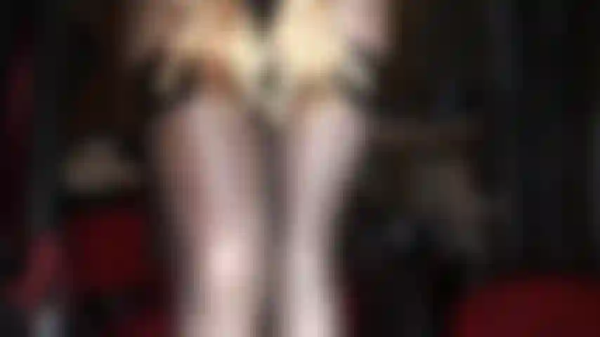 Adoración: maravillosas medias y capas de medias brillantes, guantes de satén dorado, culo, pies y una polla blanca, carnosa y enorme con arnés. Mi puta, chuparás la deliciosa carga de mi polla.