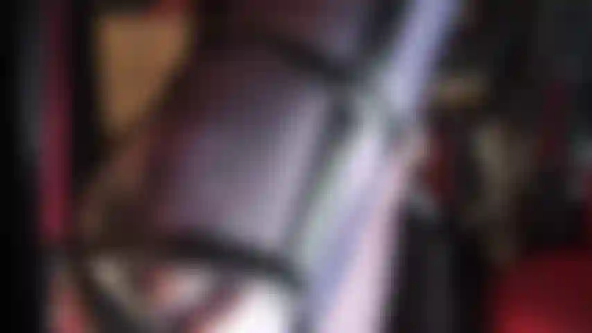 Piernas largas y sexys de nailon y dedos bonitos en pantimedias azul marino brillantes y sandalias de tacón de aguja con tiras.