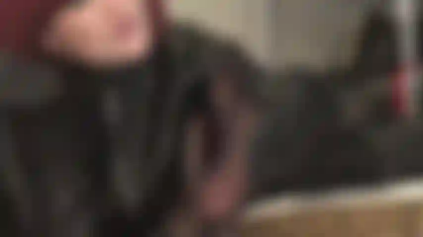 Adora mis pies fragantes en medias negras reforzadas mientras descansan sobre la mesa.