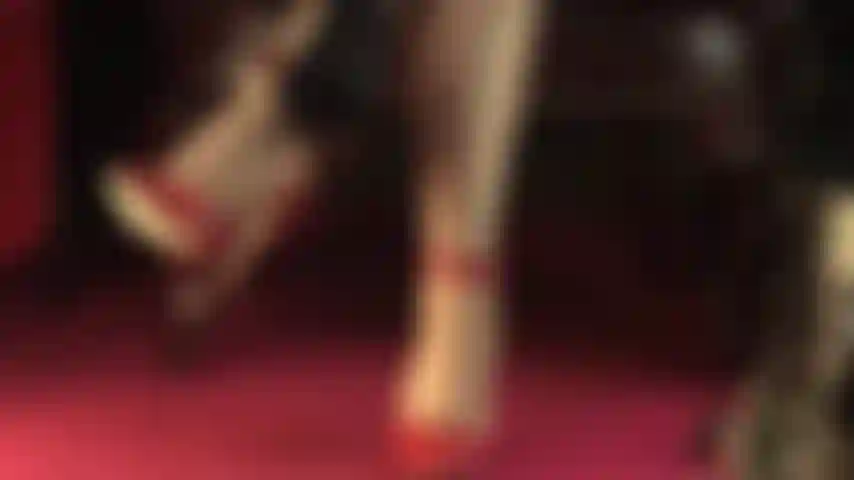 Adoro mis pies con medias opacas de color canela y tacones rojos con tiras en el tobillo hasta la perfección descalza.