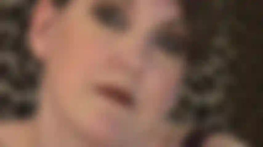 Bella señora de adoración con rostro de cabello corto.