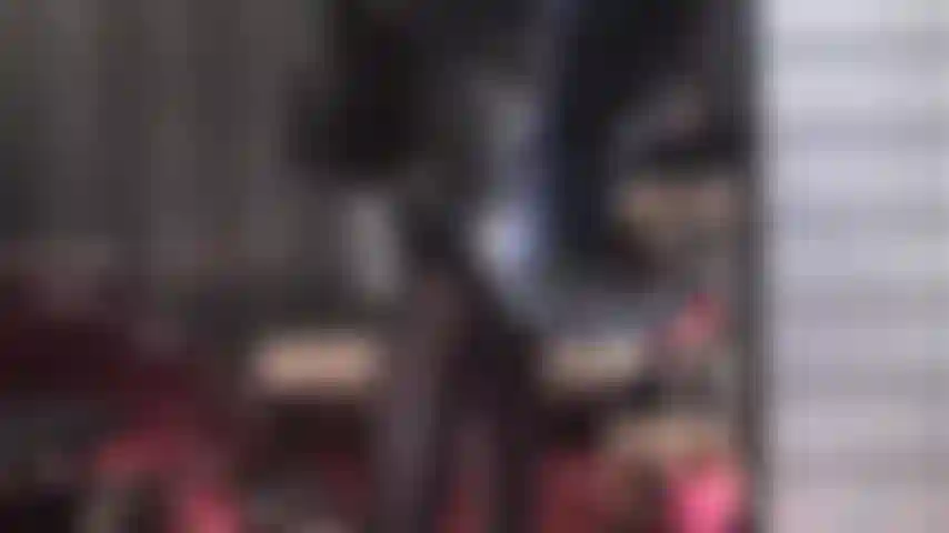 Adoración de botas de cuero: la amante vivian, vestida de pvc negro brillante, exige adoración de un par de botas de cuero hasta la rodilla y botas de plataforma de cuero hasta el muslo.