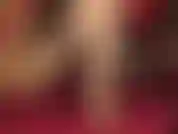 Piernas en pantimedias doradas brillantes colgando, mulas bajas de cuero, provocando la polla con los pies y las manos enguantadas.