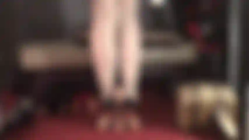 Mis medias con costuras color marfil y mis brillantes tacones de aguja se apoderan de tu polla. Disfruta de esta provocación con pies de nailon y tacones.