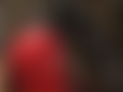 Fetichista del látex, vestida con látex brillante súper ajustado, mira a tu amante realizar una paja con guantes.