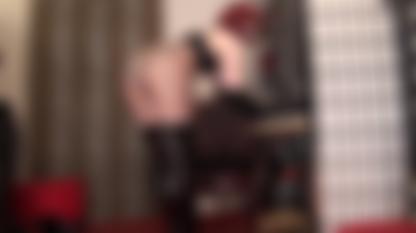 Panty tease: la amante muestra una variedad de sus nuevas bragas, hechas de satén brillante y encaje, sobre medias de rejilla con costura y un culo desnudo mientras acaricia la polla de tu esclavo con mucha saliva.