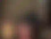 Admiro el maravilloso culo de mi amante con una minifalda de goma negra pulida y medias y pantimedias de rejilla brillantes en capas.