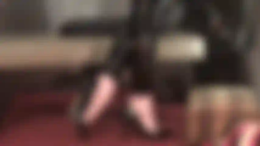 Para los amantes de los pies y los tacones... Fetichismo de pies, mojar zapatos, hacer estallar tacones, pies descalzos, leggings de pvc.