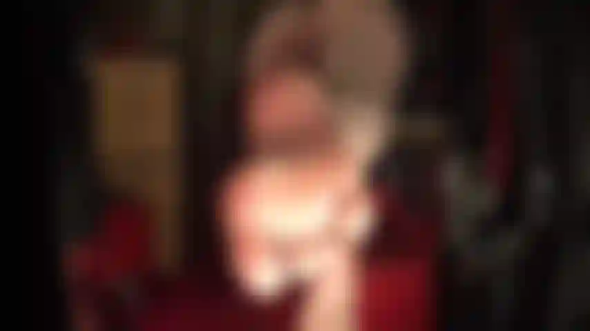 Culo desnudo en tanga negra y plantas de los pies suaves y arrugadas y dedos sexys.