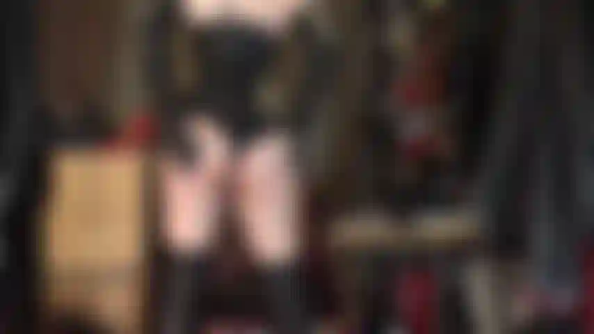 Esta diosa de cuero es tuya para adorar: guantes largos, botas hasta la rodilla, corsé de cuero y pantalones cortos que complementan el trasero redondo perfecto de la amante vivian.