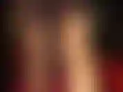 Piernas y pies en pantimedias grises brillantes y falda de satén brillante: la amante muestra sus increíbles curvas con estas medias de nailon brillantes y faldas sedosas.