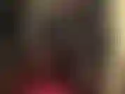 Ama muestra sus maravillosas piernas revestidas de nailon con medias opacas de color marrón oscuro, combinadas con un blazer de cuero, un minivestido y tacones de aguja de acero rojo.