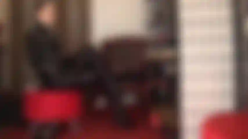 La señora vivian conoce el poder de sus piernas. Nunca tuviste oportunidad mientras suplicabas adorar sus piernas. Las medias de licra sedosas, los tacones altos de plataforma, piernas tan largas que duran días, tu polla ansiosa por quedar atrapada entre ellas...