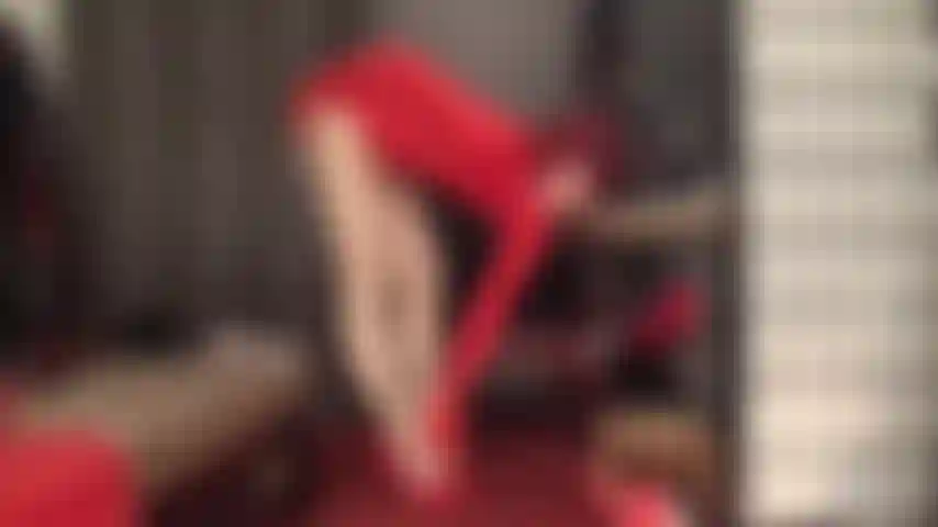 Un toqueteo sensual y lento de pies y piernas con medias color piel brillante. Mi ama conoce tu debilidad por sus piernas largas y brillantes, sus pies perfectos, sus arcos pronunciados...