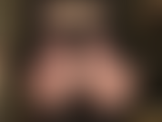 Seducción sensual de adoración de culo: vestida con capas de nailon, pantimedias sobre medias, la amante pasa sus dedos enguantados a lo largo de su culo redondo perfecto en nailon y desnudo, medias bajadas, en una pequeña tanga.