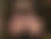 Seducción sensual de adoración de culo: vestida con capas de nailon, pantimedias sobre medias, la amante pasa sus dedos enguantados a lo largo de su culo redondo perfecto en nailon y desnudo, medias bajadas, en una pequeña tanga.