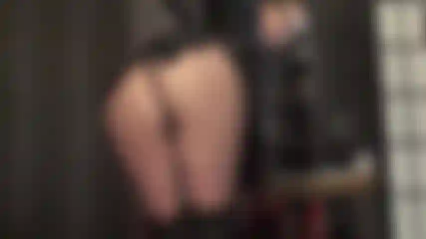 Sentada en tu cara con medias y cuero, rodeada por el olor de su cálido cuero, la amante baja su culo en medias sobre tu cara, sus dedos de cuero provocan tu culo.