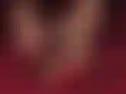 Tacones sexys en medias transparentes color piel y tacones de aguja rojos brillantes.